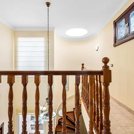 8 With Pool And Terrace וילה